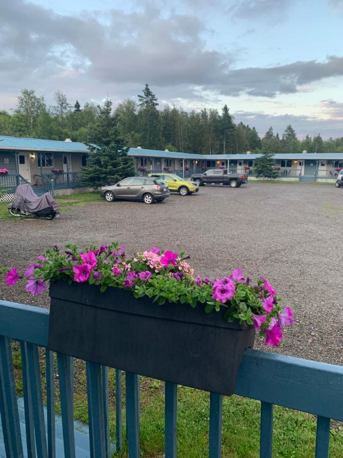 Motel De L'Anse Port-Daniel エクステリア 写真
