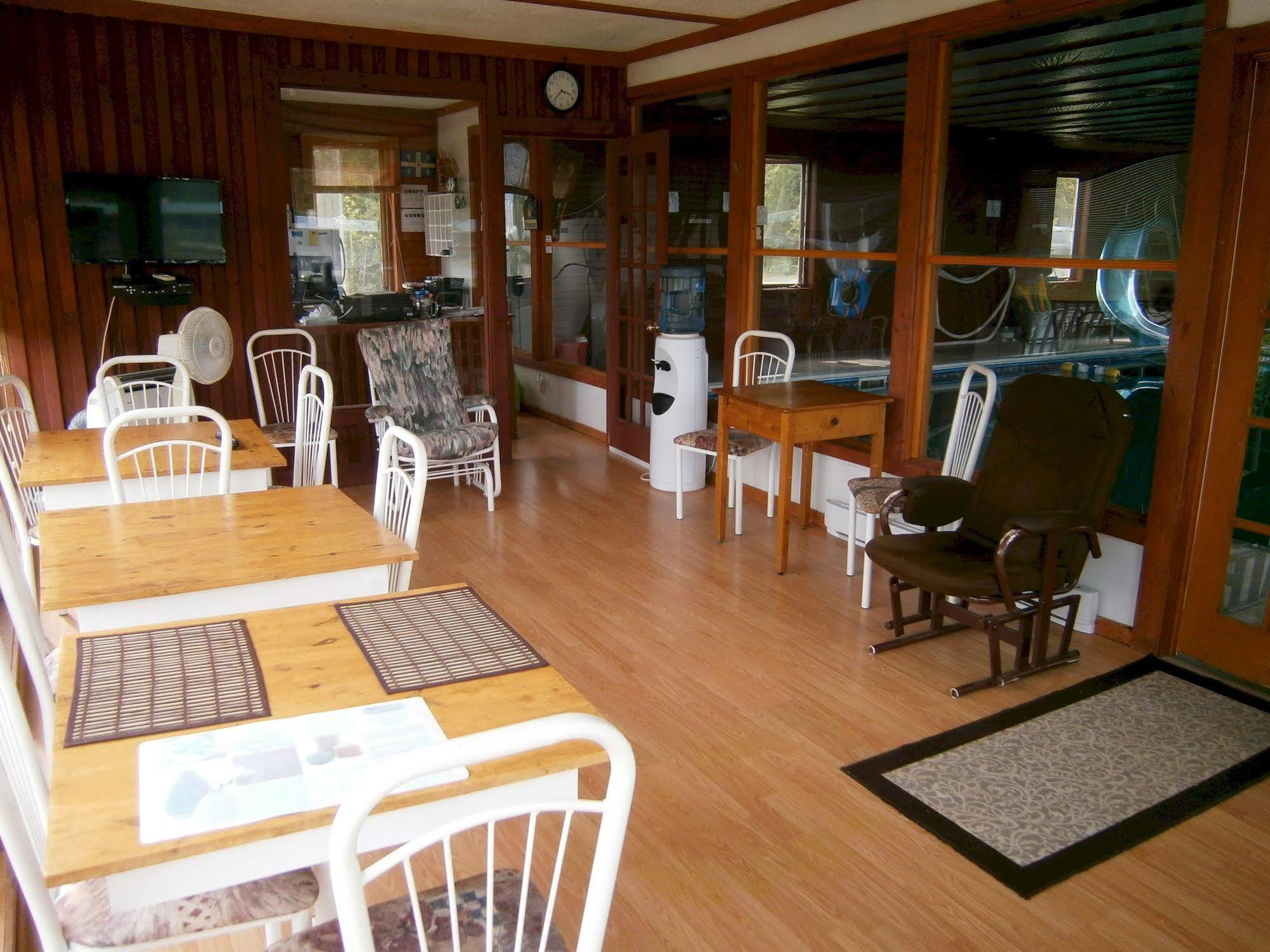 Motel De L'Anse Port-Daniel エクステリア 写真