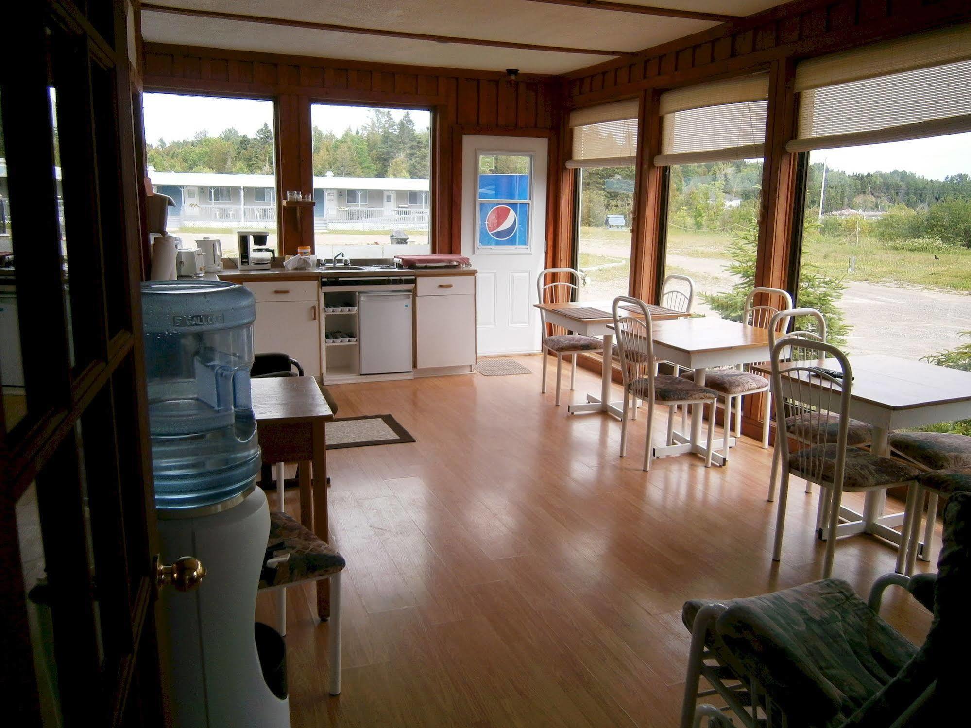 Motel De L'Anse Port-Daniel エクステリア 写真