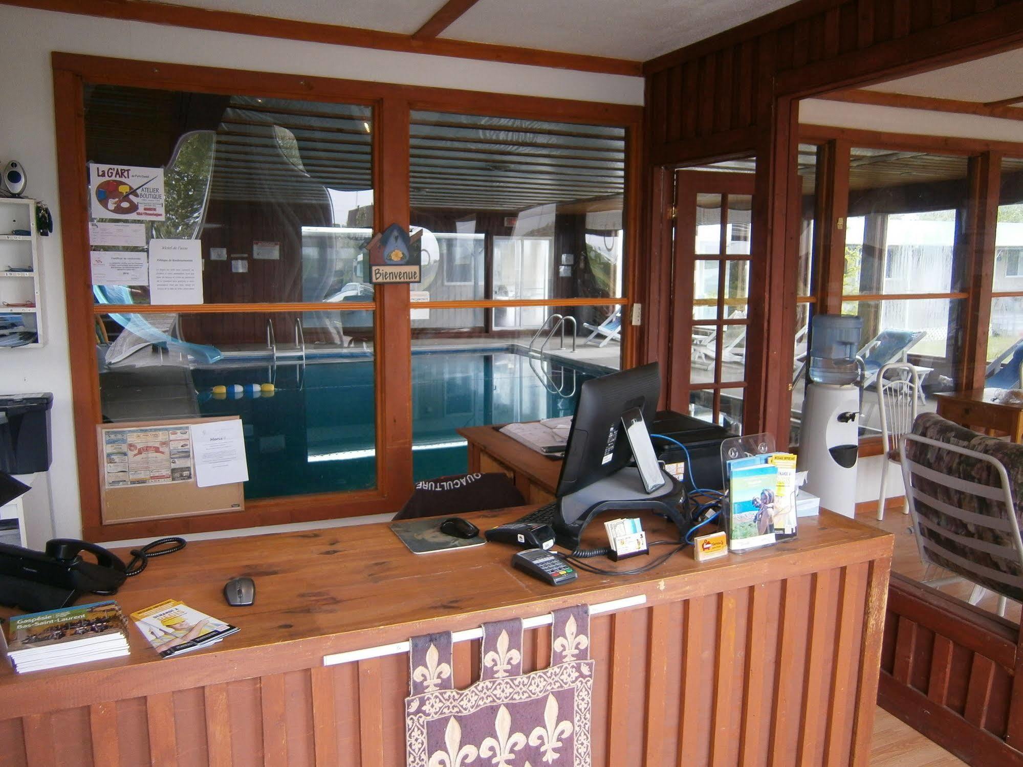 Motel De L'Anse Port-Daniel エクステリア 写真