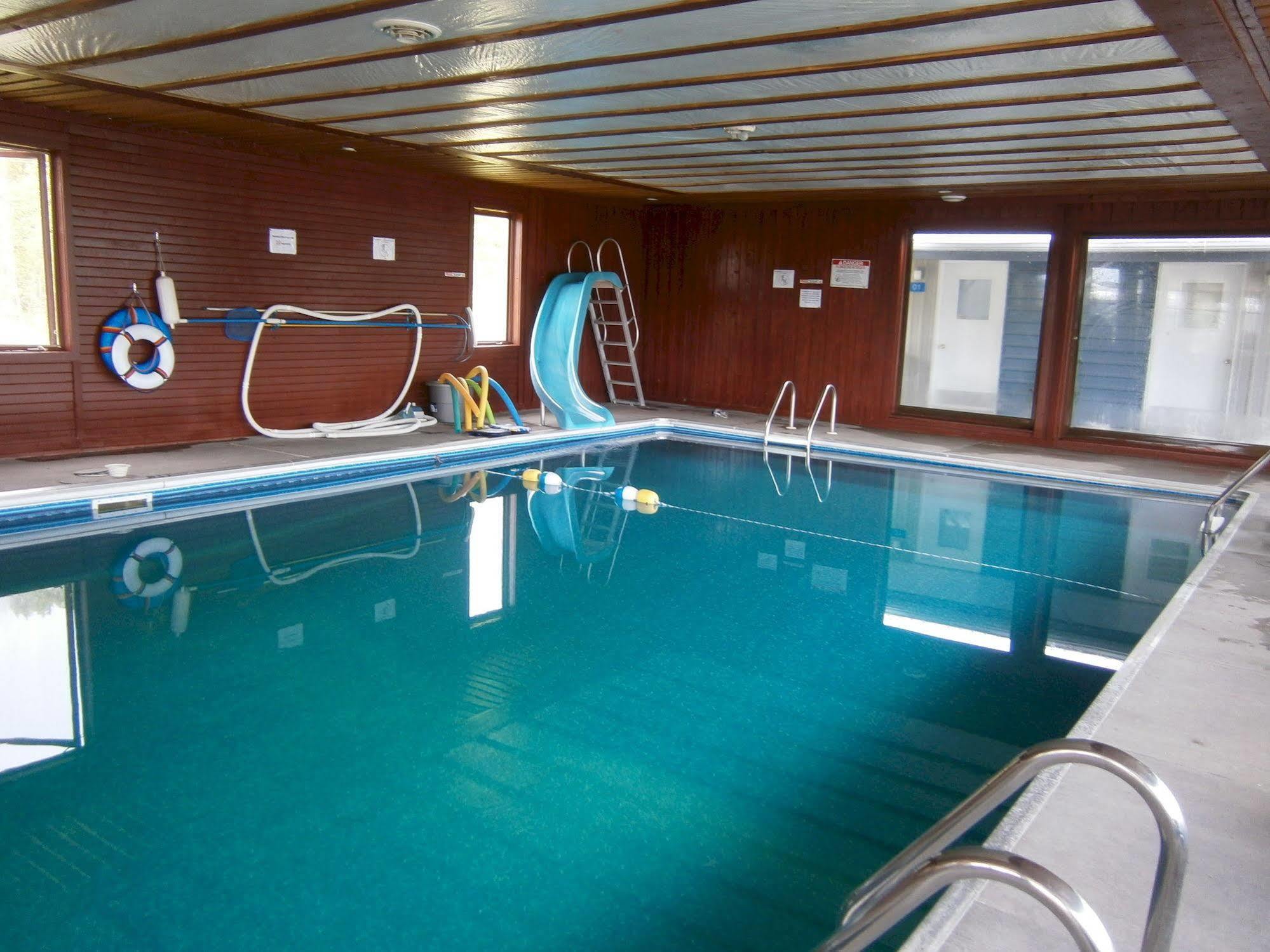 Motel De L'Anse Port-Daniel エクステリア 写真