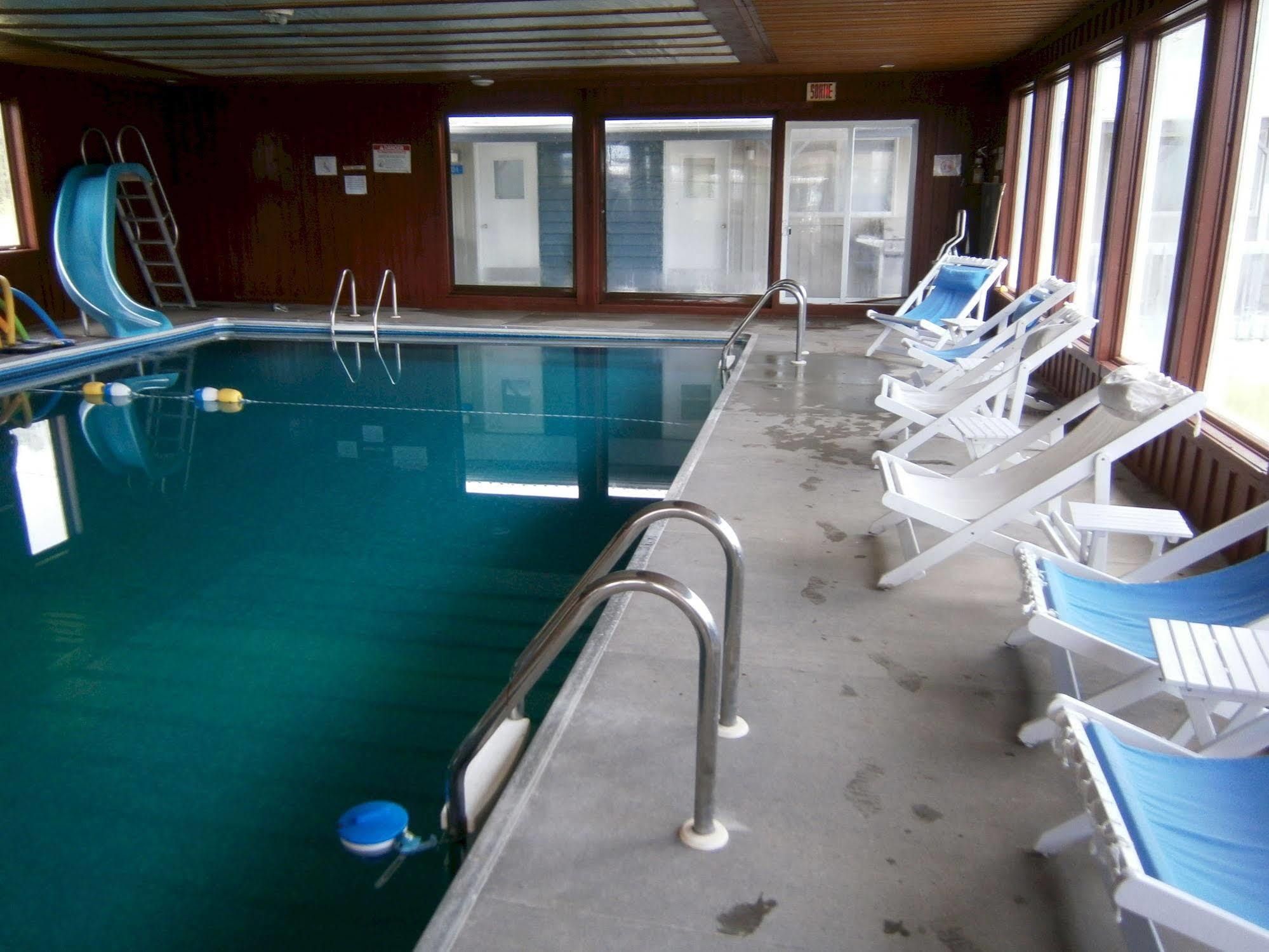 Motel De L'Anse Port-Daniel エクステリア 写真