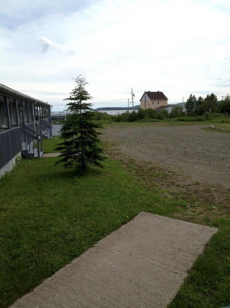 Motel De L'Anse Port-Daniel エクステリア 写真